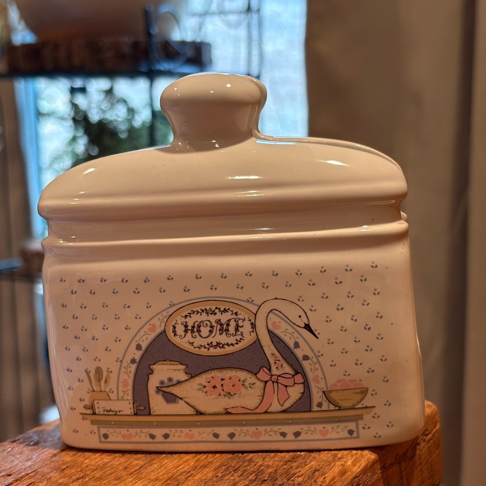 Trenditions vintage ceramic napkin holder with swan detail made in Tiawan